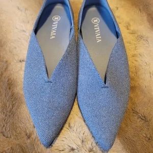 Vivaia pointed-toe v-cut flats in cornflower blue size 9, EUC